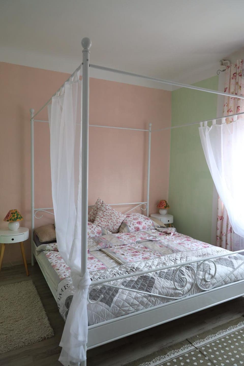 Bed, Photo of the whole room