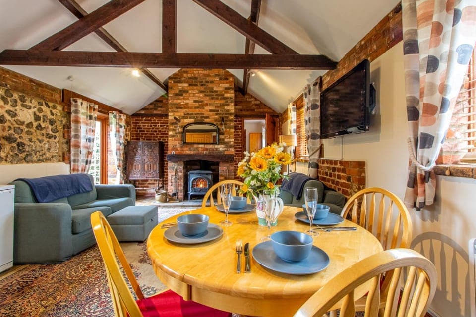 TV and multimedia, Living room, Seating area, Evening entertainment