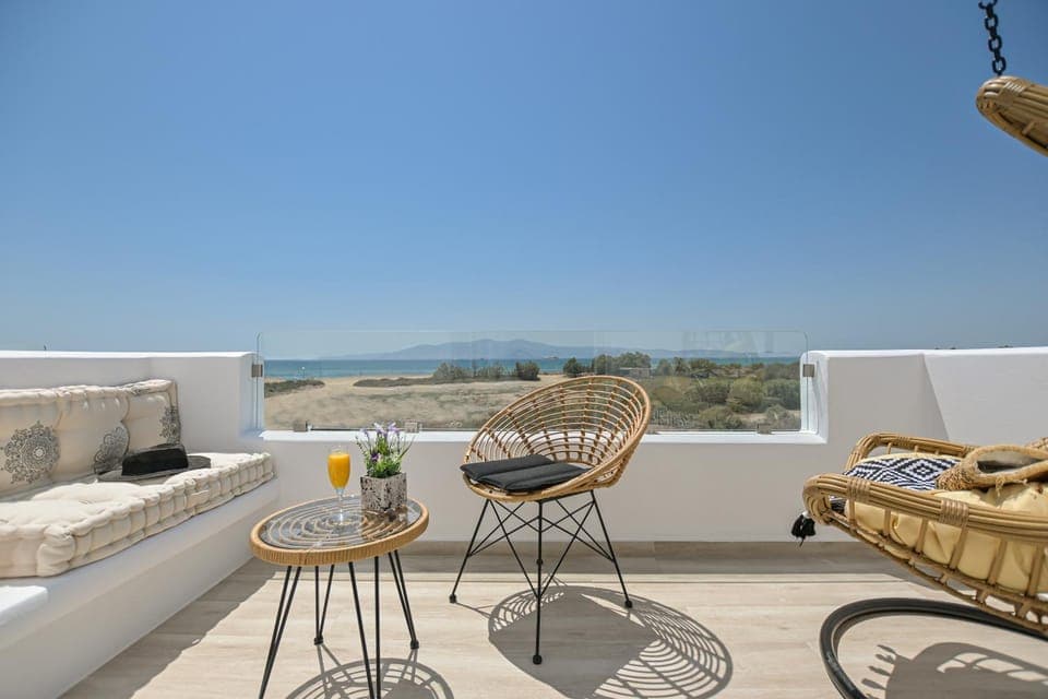 Property building, Patio, Day, Natural landscape, View (from property/room), Balcony/Terrace, Balcony/Terrace, Living room, Food and drinks, Seating area, Dining area, Sea view, Breakfast, Drinks, Alcoholic drinks, Alcoholic drinks, Location, sunbed, sunbed