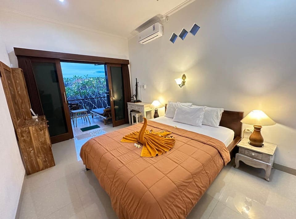 Bed, Living room, Photo of the whole room, Seating area, Bedroom, towels, air conditioner