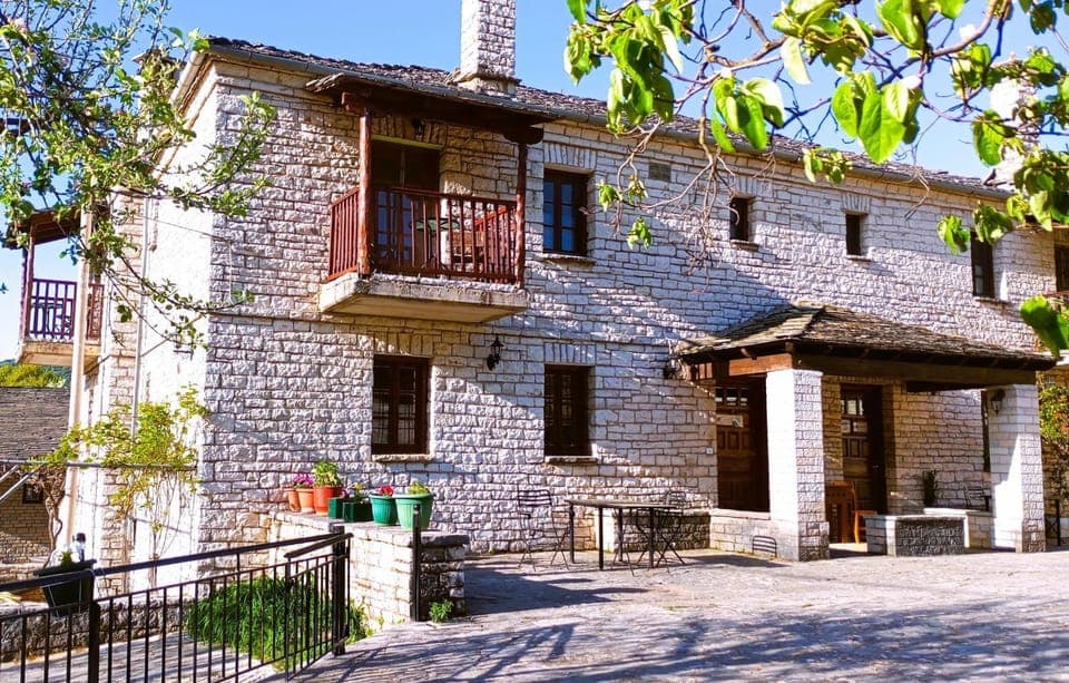 Property building, Restaurant/places to eat, Balcony/Terrace