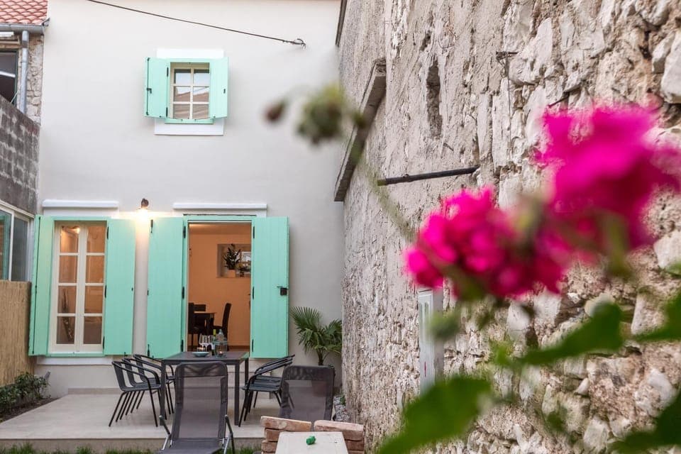 Facade/entrance, Balcony/Terrace, Garden view