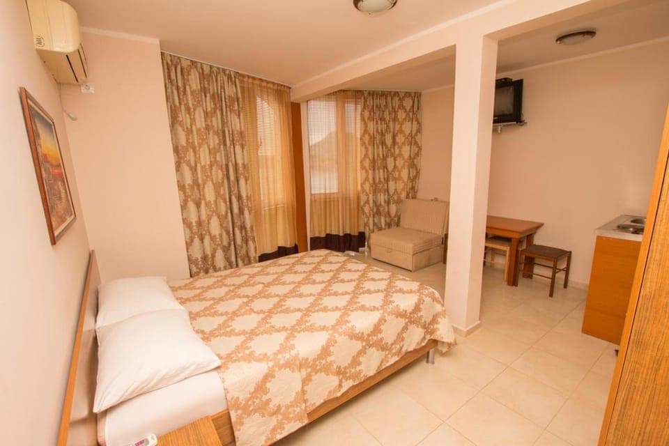 Kitchen or kitchenette, Bedroom