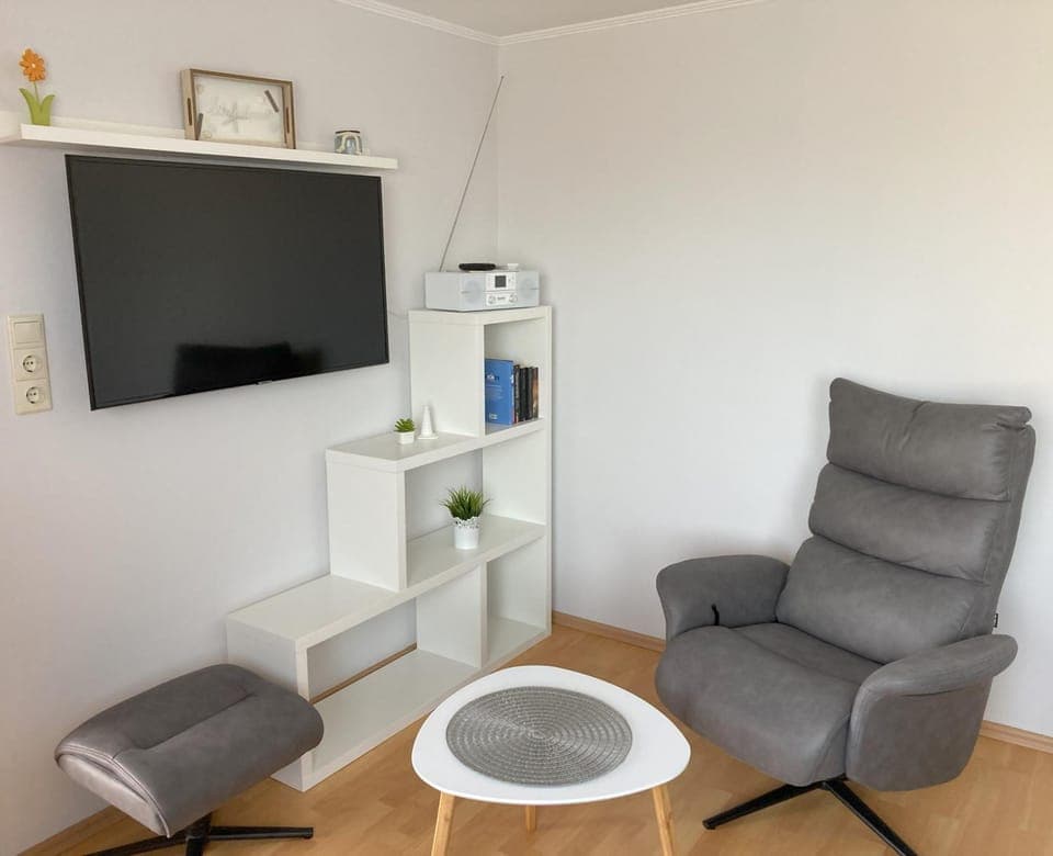 TV and multimedia, Living room, Seating area, Bedroom