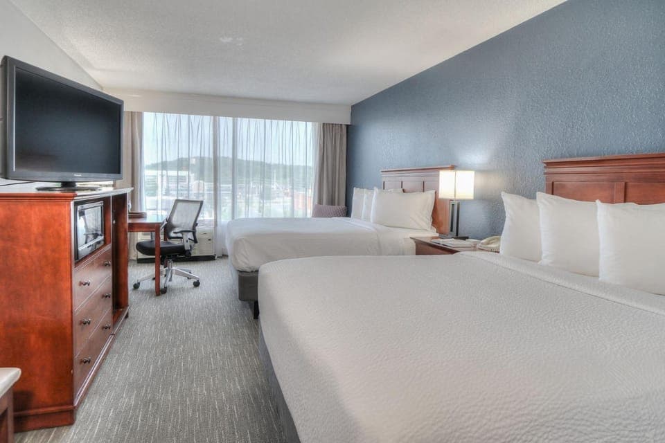 Bed, TV and multimedia, Bedroom