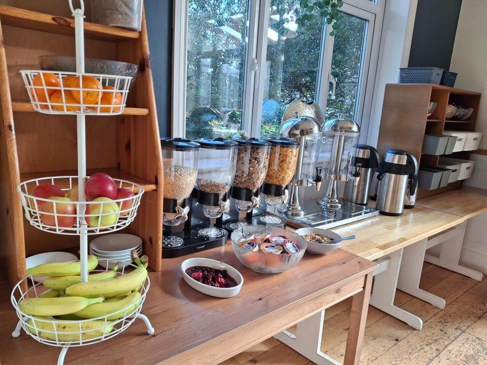 Restaurant/places to eat, Breakfast, Continental breakfast, Buffet breakfast