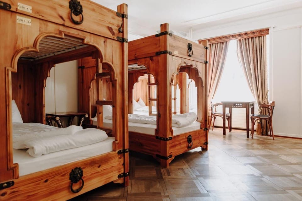Restaurant/places to eat, Bed, bunk bed