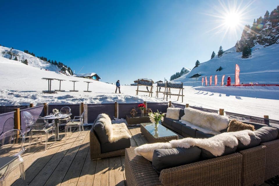 Property building, Restaurant/places to eat, Restaurant/places to eat, Day, Natural landscape, Winter, Skiing, Skiing, Balcony/Terrace, Balcony/Terrace, Seating area, Mountain view, VIP, VIP, VIP