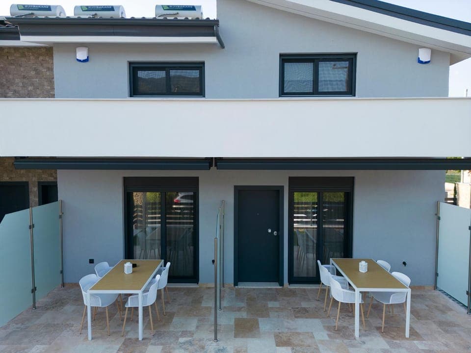 Property building, Day, Balcony/Terrace