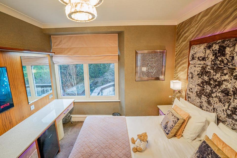 Bed, TV and multimedia, Bedroom