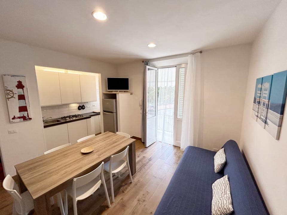 TV and multimedia, Kitchen or kitchenette, Living room, Seating area, Dining area, stove