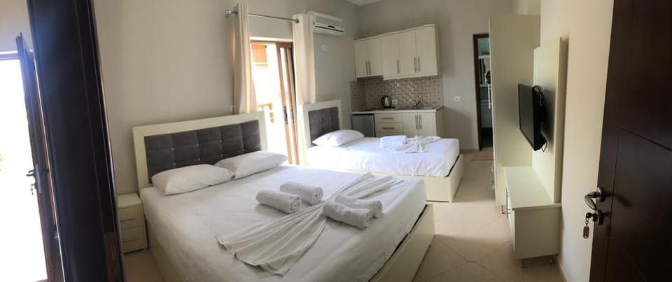 Bed, TV and multimedia, Photo of the whole room, Bedroom, towels, air conditioner
