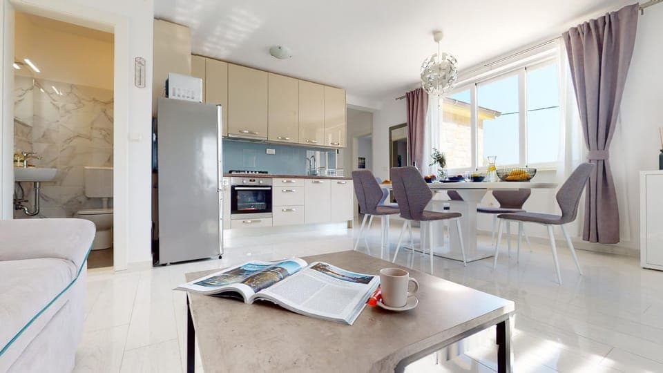 Seating area, Dining area