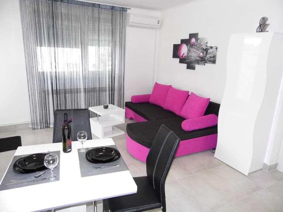 Spring, Day, Living room, Seating area, Dining area