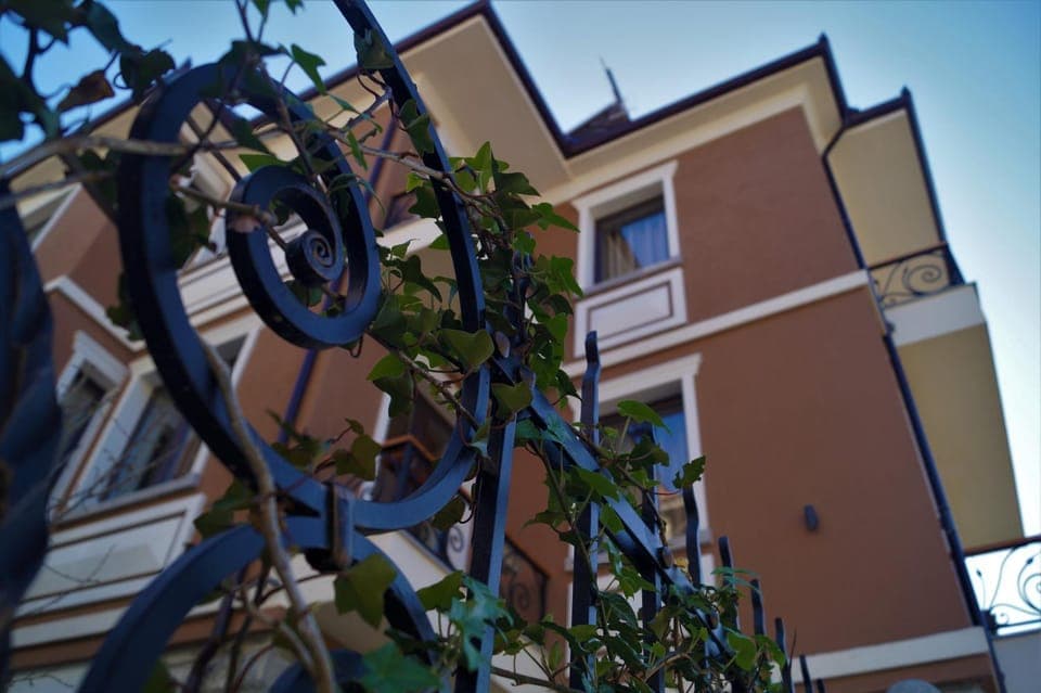 Property building, Facade/entrance, Spring, Day, Garden, Decorative detail, On site