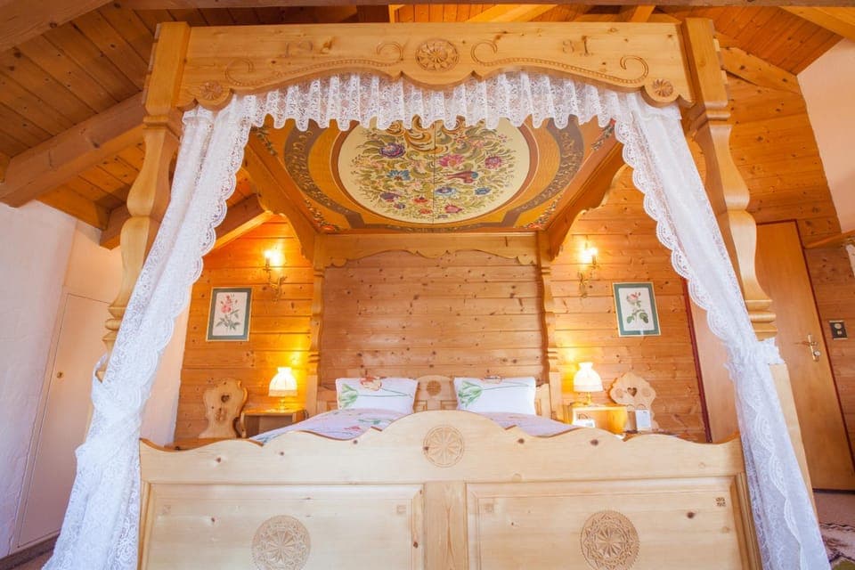 Bed, Photo of the whole room, Decorative detail, Bedroom, On site