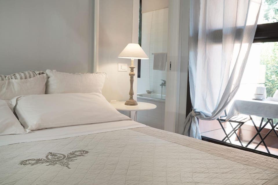 Photo of the whole room, Decorative detail