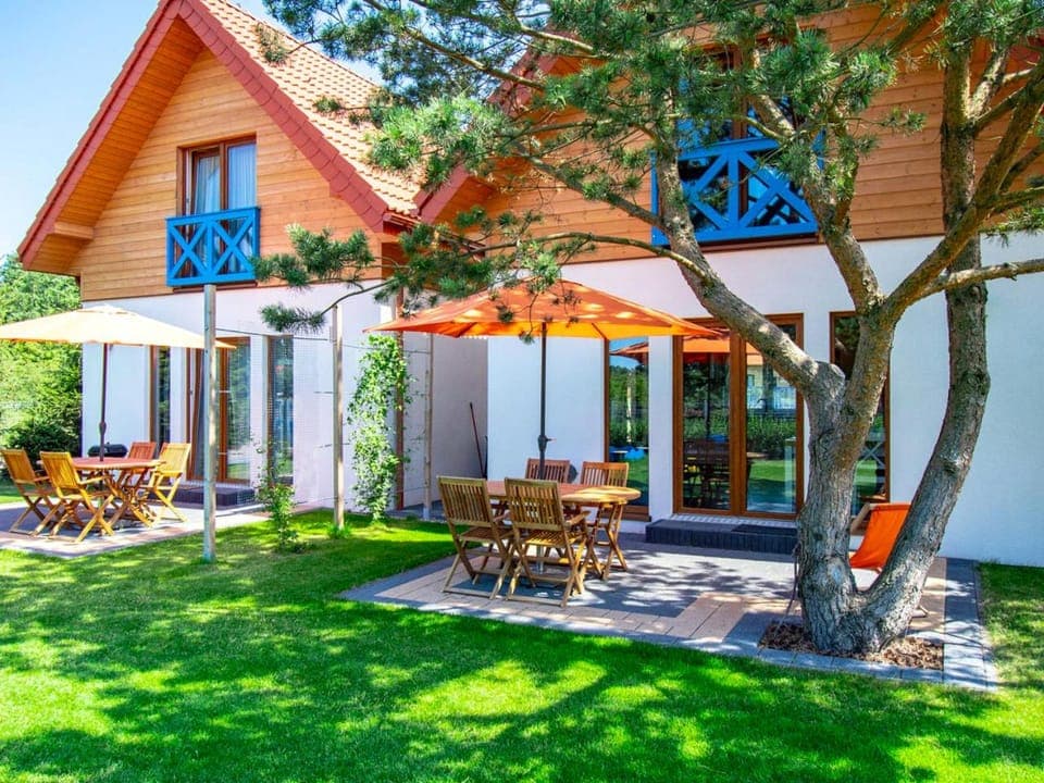 Property building, Patio, Facade/entrance, Garden, Garden, Balcony/Terrace