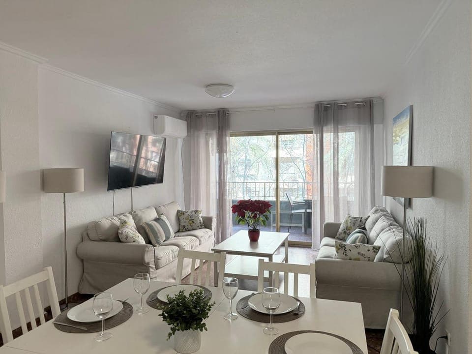 Communal lounge/ TV room, TV and multimedia, Living room, Seating area, Dining area, Evening entertainment