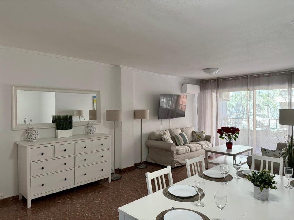 TV and multimedia, Living room, Seating area, Dining area