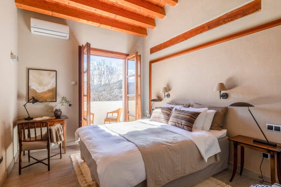 Bed, Balcony/Terrace, Bedroom, Mountain view