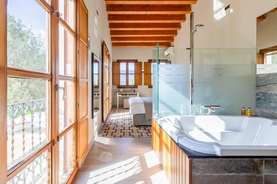 Bed, Bathroom, Photo of the whole room, Bedroom, Bath, towels
