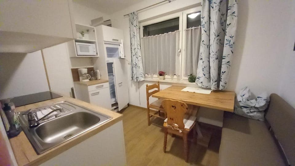 Kitchen or kitchenette, Seating area, Dining area, stove