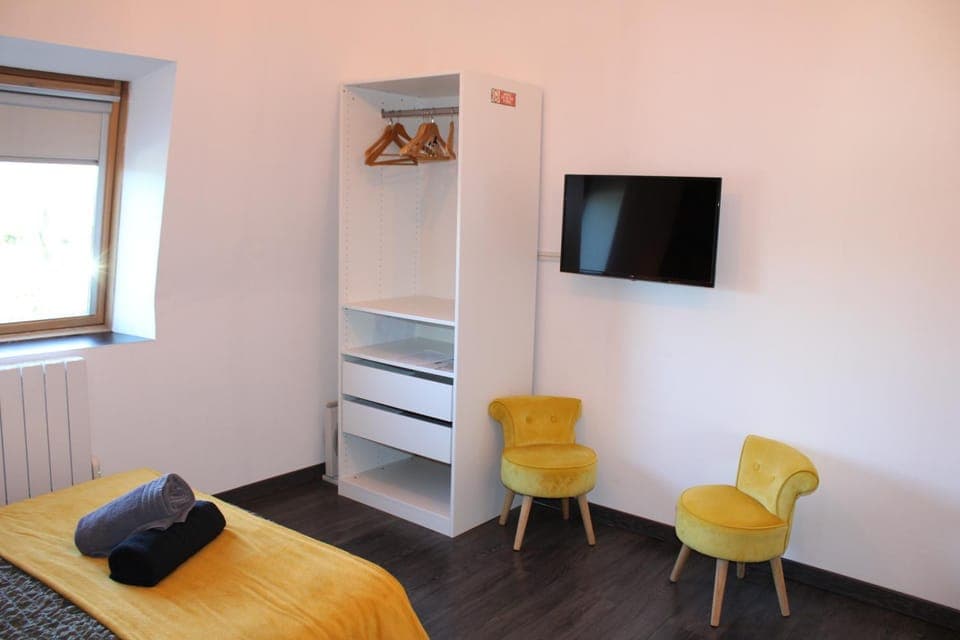 TV and multimedia, Photo of the whole room, Bedroom