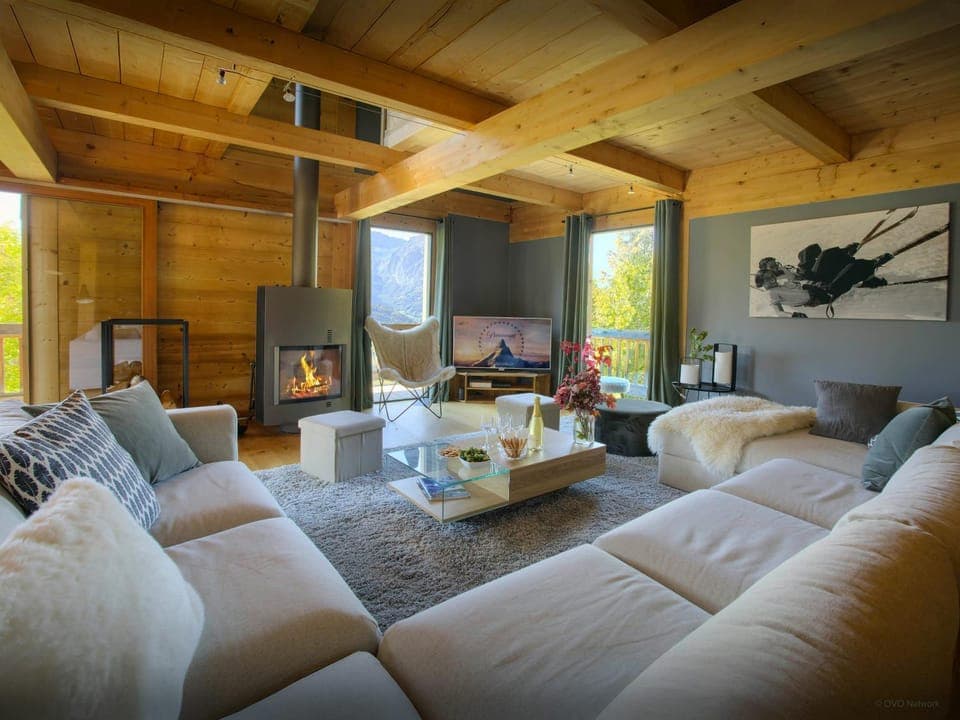 TV and multimedia, Living room, Seating area, Evening entertainment