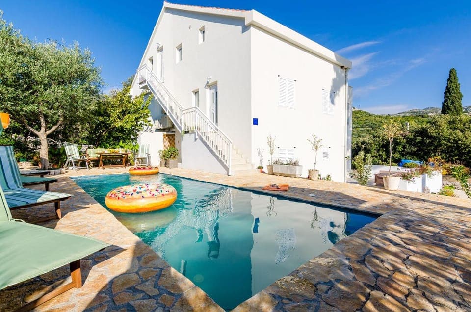 Property building, Natural landscape, Pool view, Swimming pool, Swimming pool, sunbed