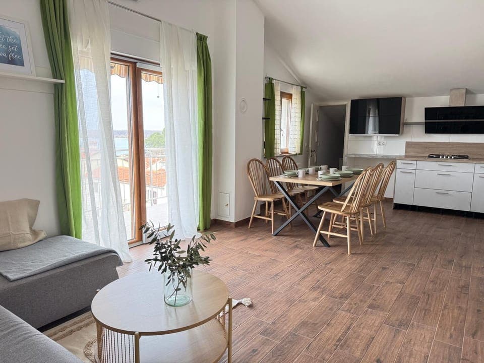 Living room, Seating area, Dining area, stove, kitchen