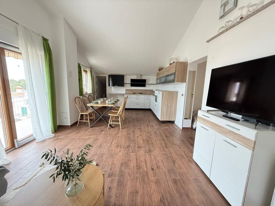 TV and multimedia, Kitchen or kitchenette, Dining area, dishwasher, oven, stove