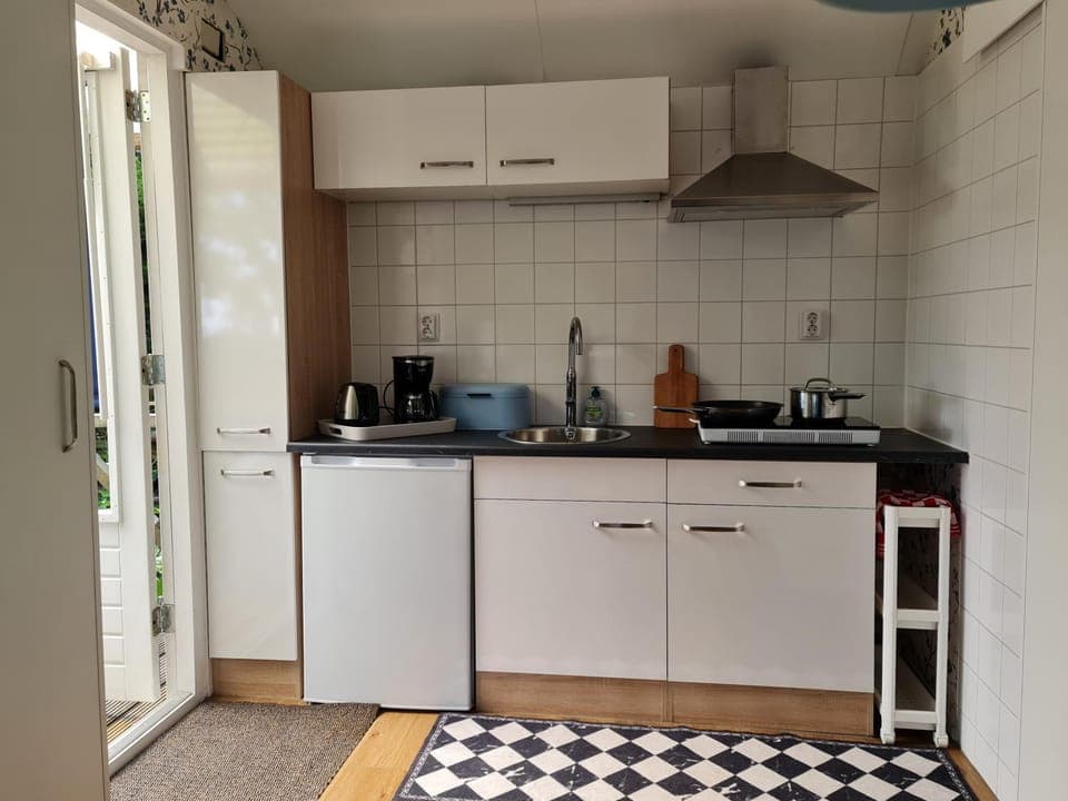 Coffee/tea facilities, Kitchen or kitchenette, stove