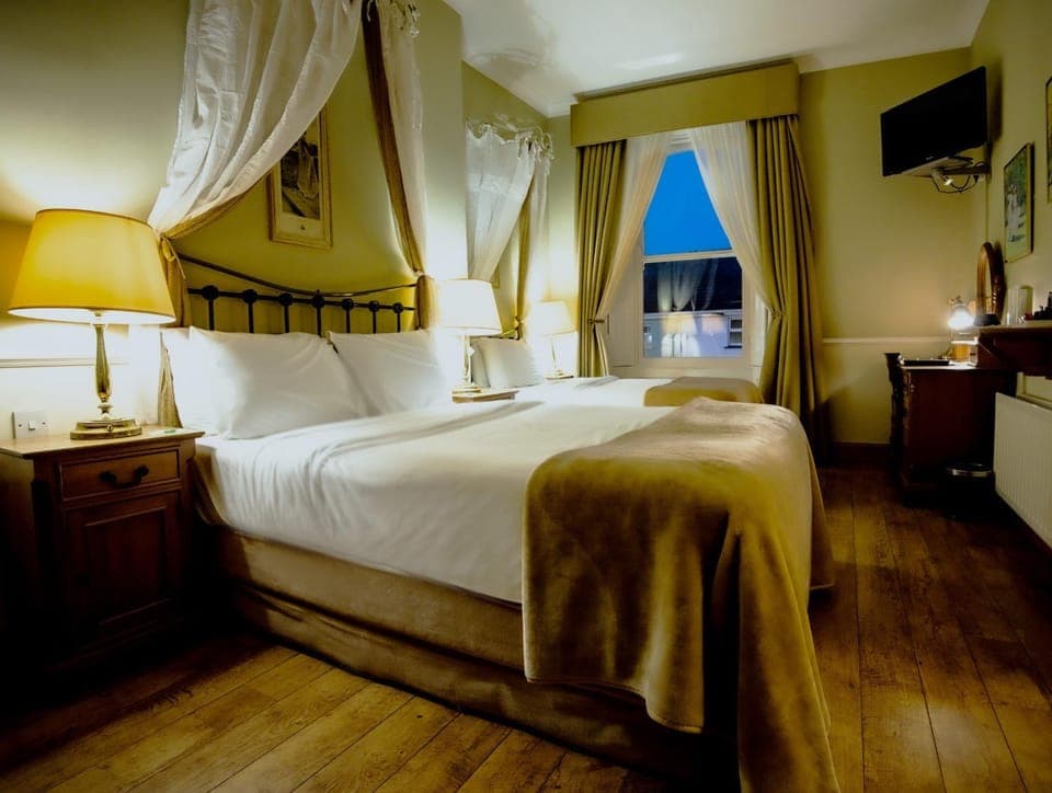 Bed, TV and multimedia, Photo of the whole room, Bedroom, hair dresser