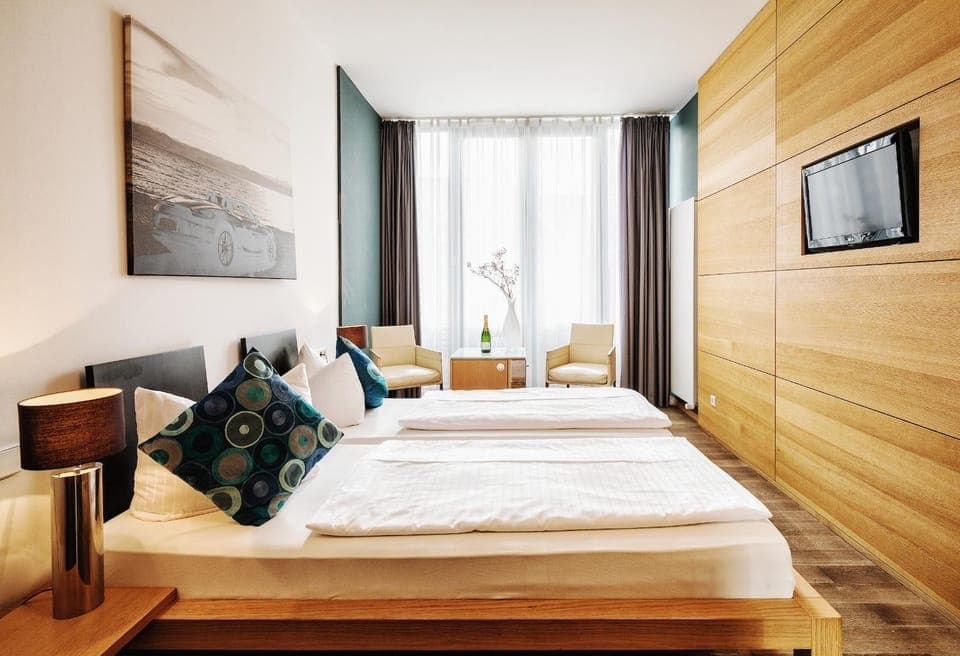 Bed, TV and multimedia, Photo of the whole room, Seating area, Bedroom