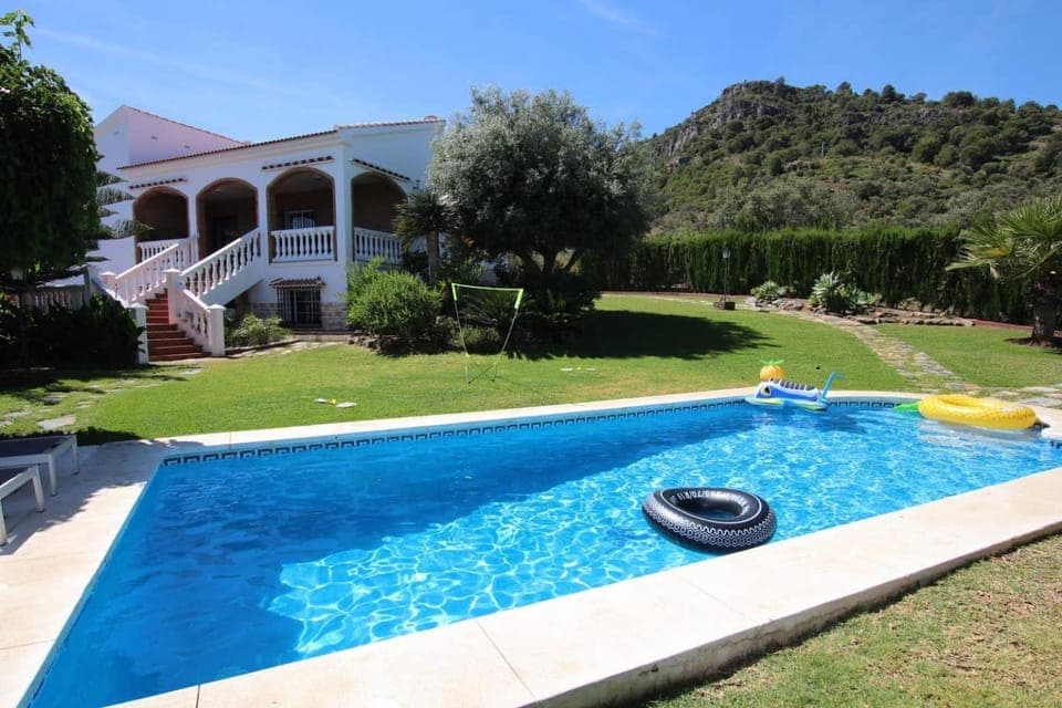 Property building, Garden, Swimming pool, Swimming pool