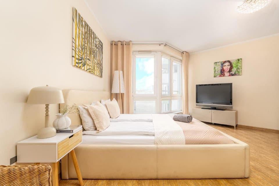 Bed, TV and multimedia, Photo of the whole room, Seating area, Evening entertainment, Bedroom, towels