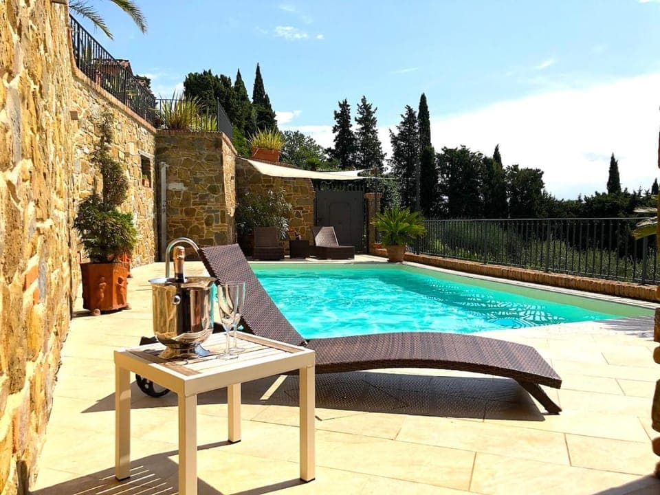 Patio, Swimming pool, sunbed