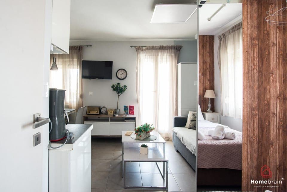 Bed, TV and multimedia, Living room, Photo of the whole room