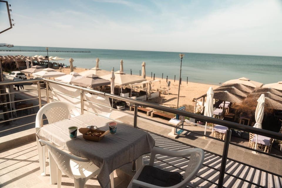 Restaurant/places to eat, View (from property/room), Beach