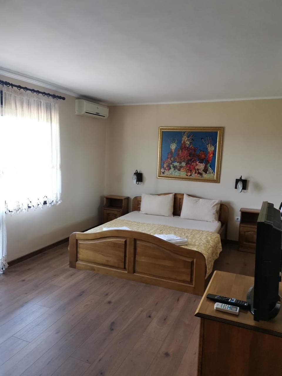 Bed, TV and multimedia, Photo of the whole room, Bedroom, hair dresser, air conditioner