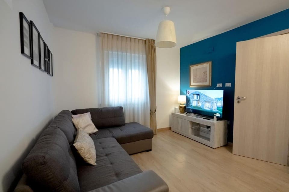 Property building, Communal lounge/ TV room, Bed, TV and multimedia, Living room, Seating area, Evening entertainment