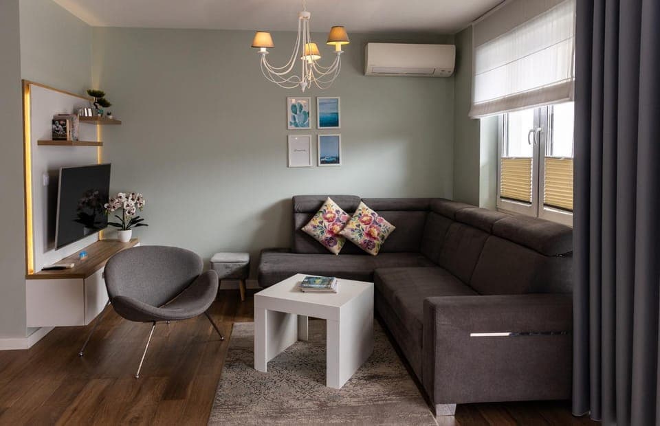 TV and multimedia, Living room, Seating area, air conditioner