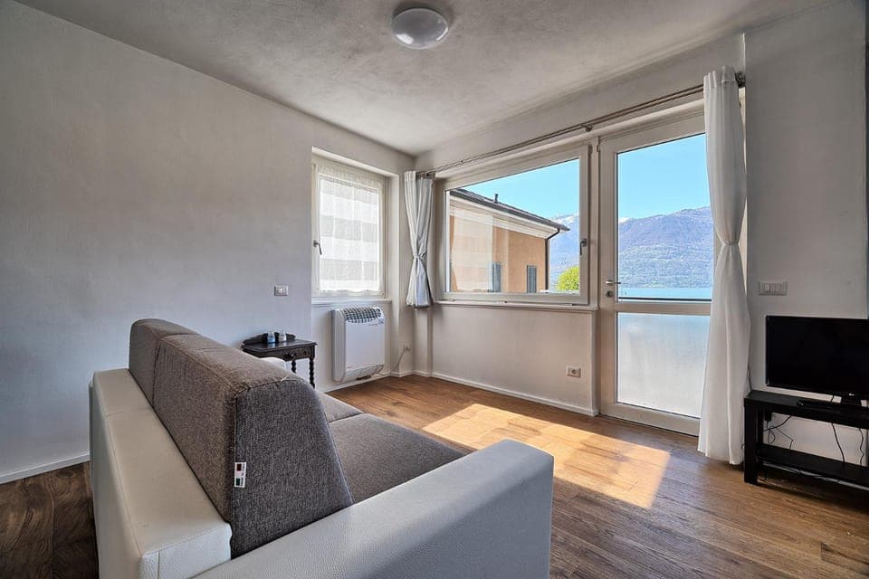 Communal lounge/ TV room, Natural landscape, TV and multimedia, Living room, Evening entertainment, Mountain view