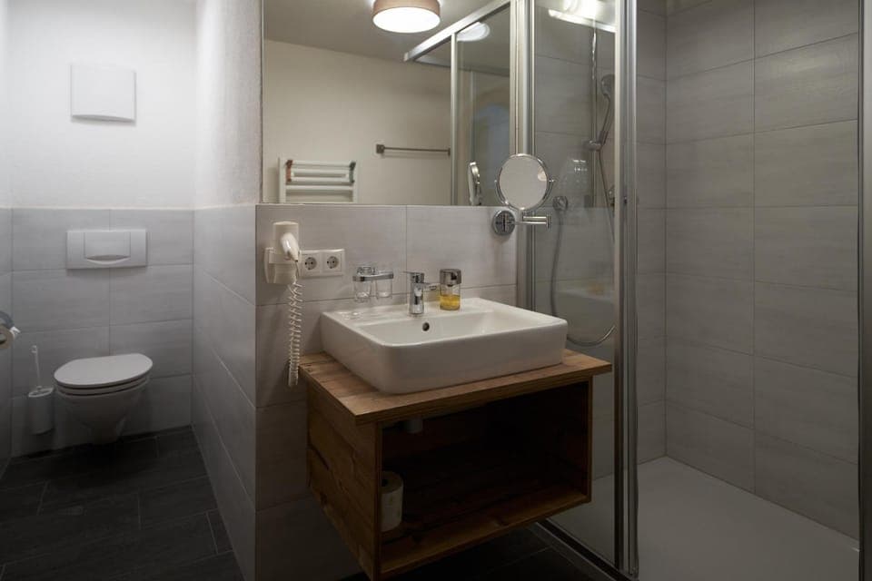 Shower, Toilet, Bathroom, towels