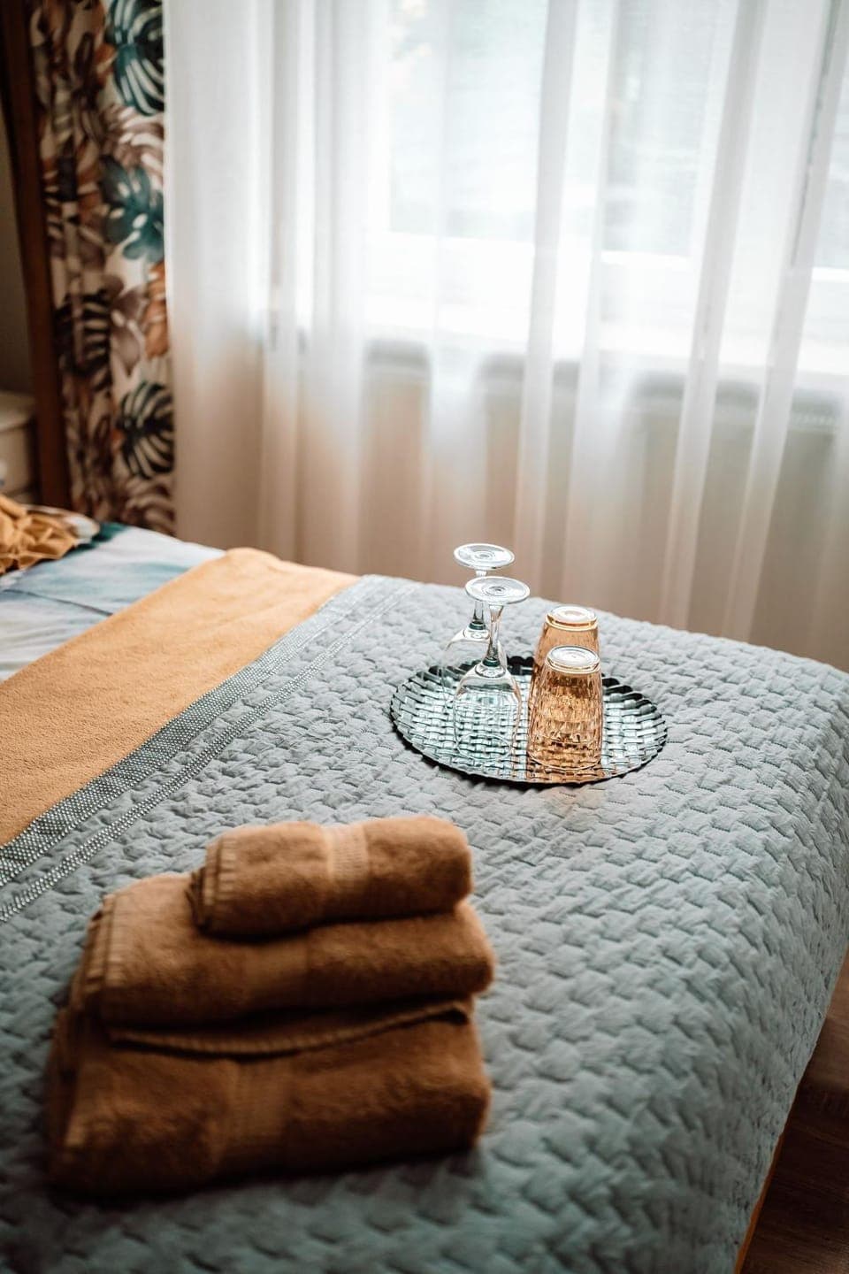 Bed, Photo of the whole room, Bedroom, towels