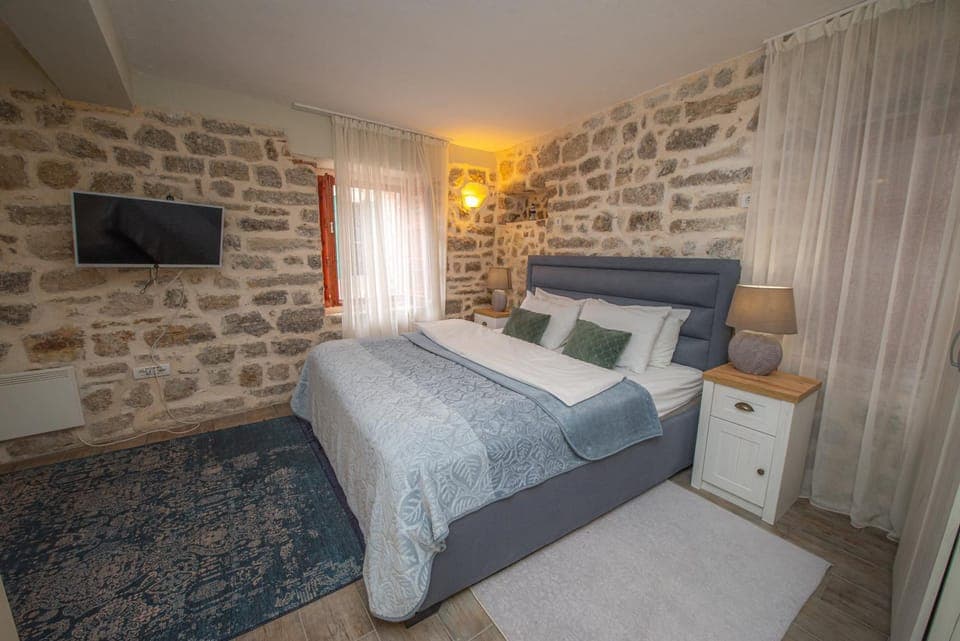 Bed, TV and multimedia, Photo of the whole room, Bedroom