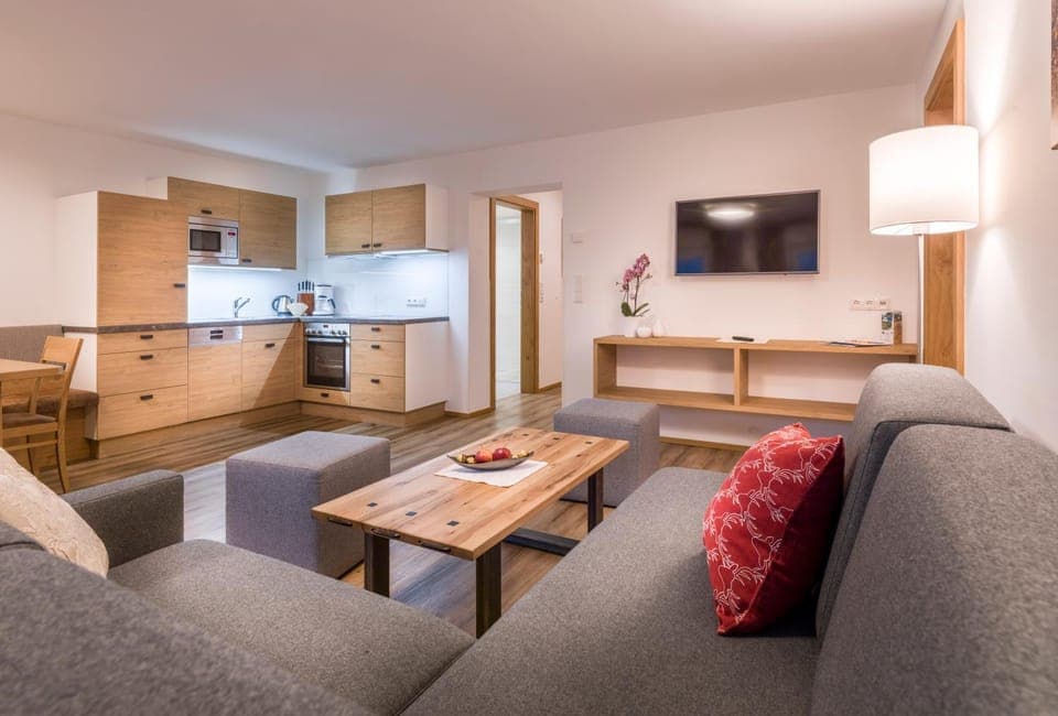 TV and multimedia, Kitchen or kitchenette, Living room, Seating area, Dining area, stove