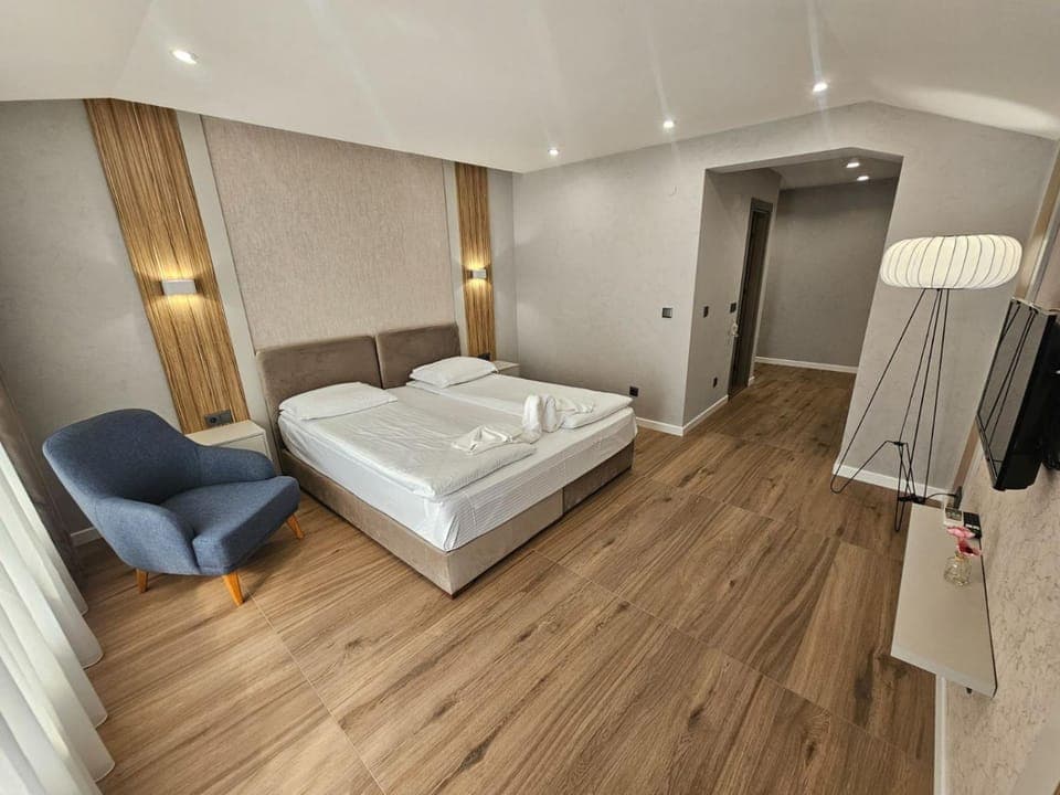 Bed, TV and multimedia, Photo of the whole room, Seating area, Bedroom