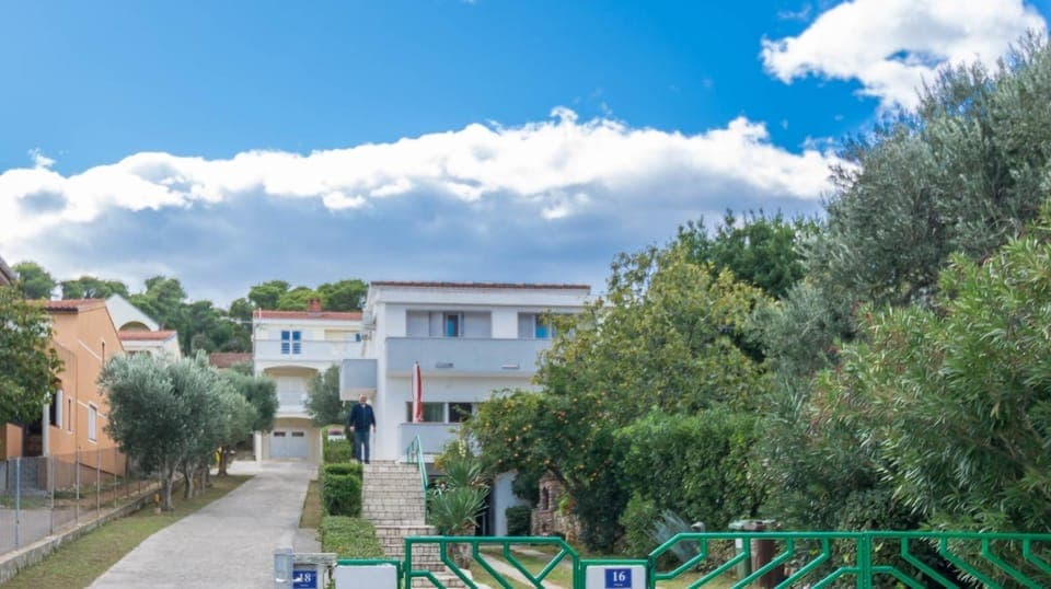 Property building, BBQ facilities, Garden, Balcony/Terrace, Living room, Dining area, Beach, Sea view